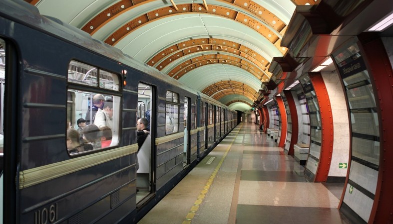 В перегонах петербургского метро появятся мобильная связь «Билайна», МТС и Tele2.