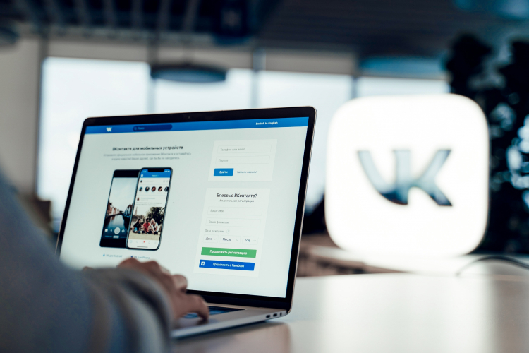 «ВКонтакте» будет использовать нейросеть для борьбы с враждебными высказываниями и оскорблениями.