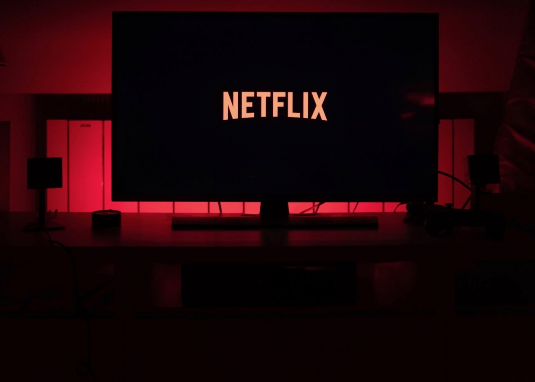 Netflix начал транслировать фильмы и сериалы бесплатно.