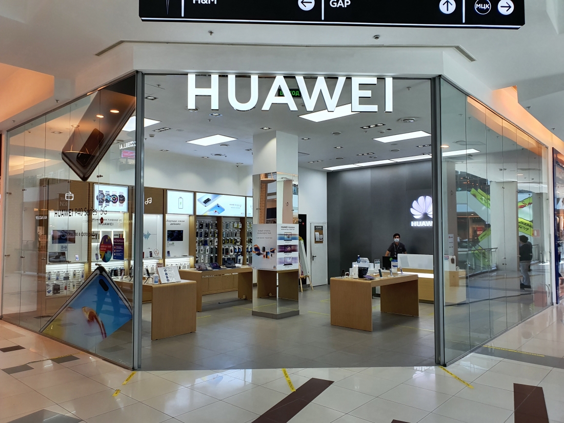 Huawei анонсировала открытие 50 новых фирменных салонов в России.