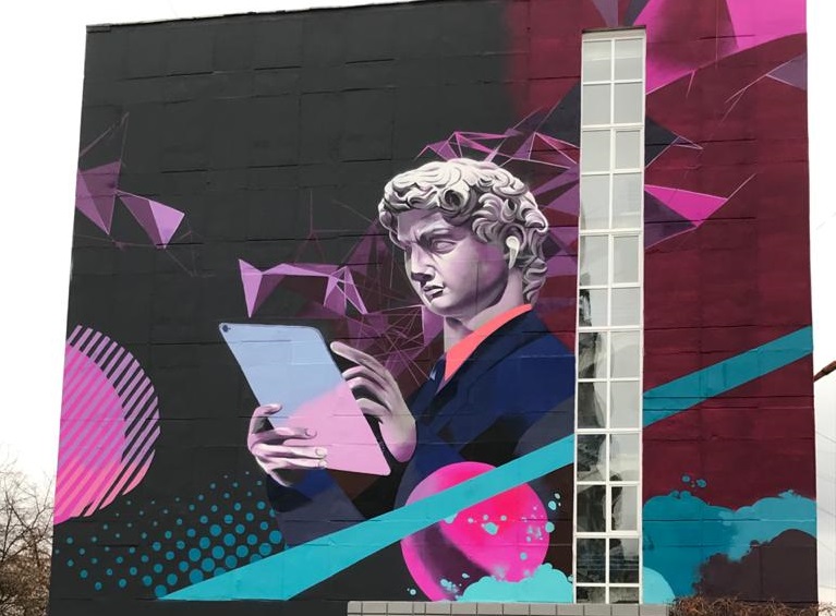 В Челябинске завершились работы по созданию стрит-арта с изображением «цифрового» Давида.