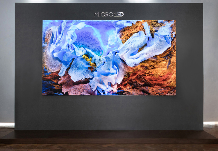 Samsung представила свой первый телевизор с MicroLED экраном.
