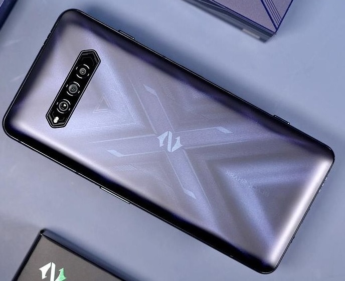 Топовое железо, 16 Гбайт ОЗУ, сенсорные датчики: Xiaomi анонсировала игровые смартфоны Black Shark 4.
