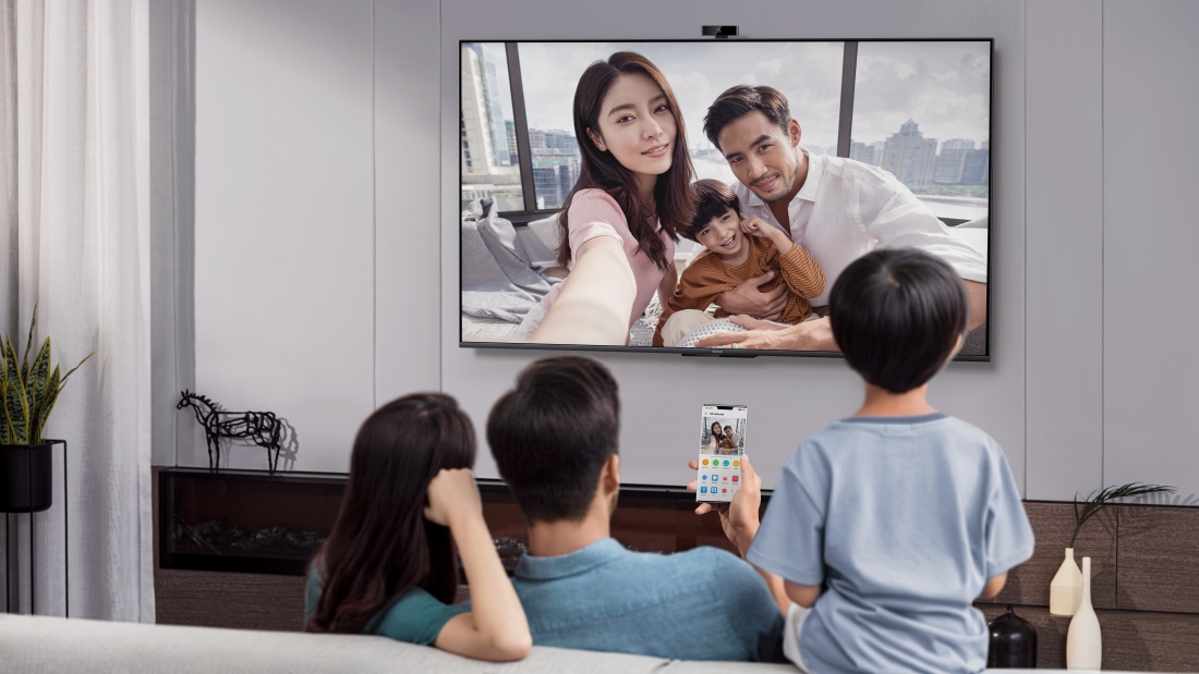 Huawei начинает продажи смарт-телевизоров на Harmony OS 2.0 с голосовым помощником Сбербанка.