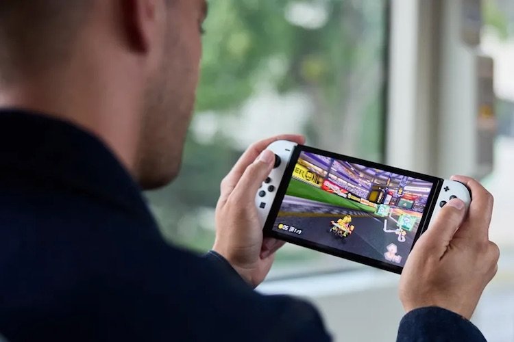 Новая игровая приставка Nintendo Switch с 7 дюймовым OLED-дисплеем.