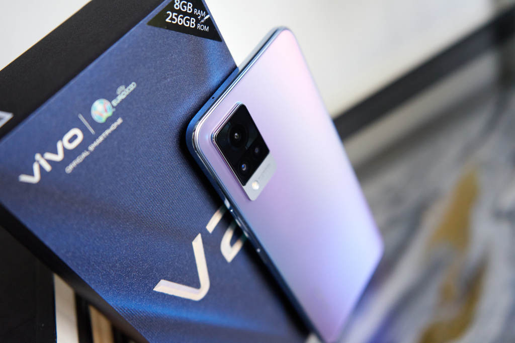 Смартфон Vivo V21.