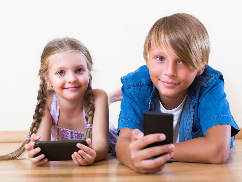 МегаФон и Минпросвещения запустят программу по защите детей в интернете.
