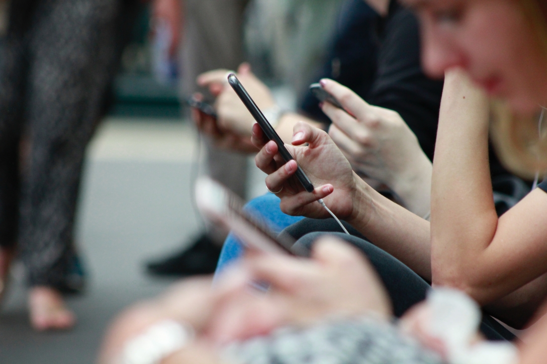 Популярность SMS в России выросла на фоне ограничений в работе интернета. Популярность SMS в России выросла на фоне ограничений в работе интернета.