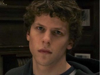 Джесси Айзенберг (Jesse Eisenberg) в роли основателя Facebook Марка Цукерберга.