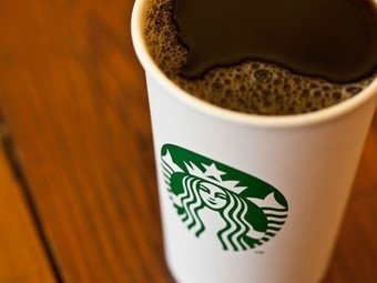 Бумажный стаканчик с логотипом Starbucks.