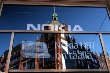 Доля Nokia на рынке мобильников снизилась в 2010 году.