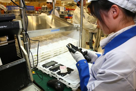 Конечная сборка и проверка Nokia N8.