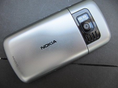 Nokia C6-01 можно купить по минимальной цене 14 200 рублей.