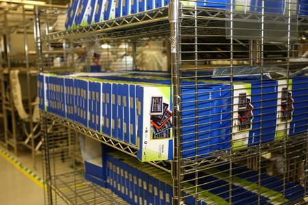 Упокованные в коробки Nokia N8.