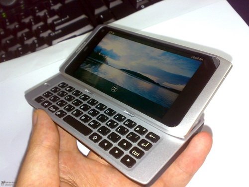 Фоторгафии прототипа Nokia N9 с QWERTY-клавиатурой.