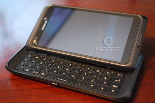 Первые качественные фото нового смартфона Nokia E7.