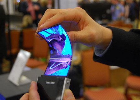 Samsung приготовила прототипы медиаплеера со сверхтонким и гибким AMOLED-дисплеем.