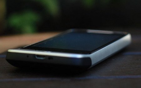 Смартфон HTC Legend обладает уникальным дизайном.